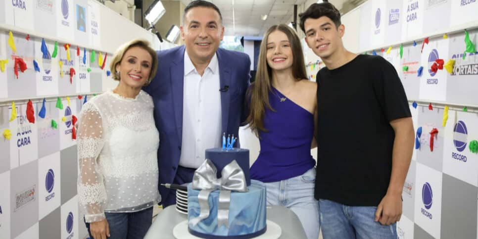 Reinaldo Gottino fez rara aparição com os filhos e a esposa (Foto: Antonio Chahestian/Divulgação RECORD)