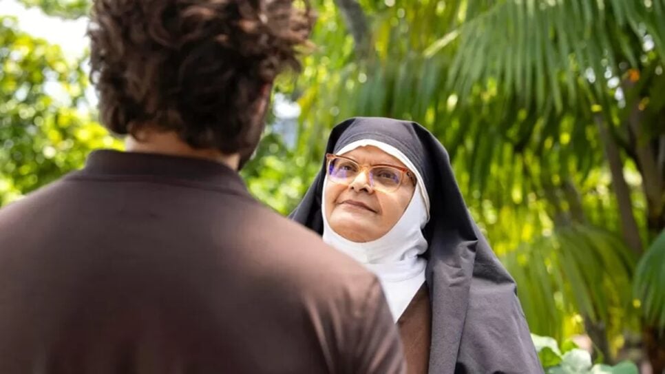 Mavi termina surpreendido e trancado por freira na novela (Foto: Reprodução/ Divulgação, TV Globo/ Manoella Mello)