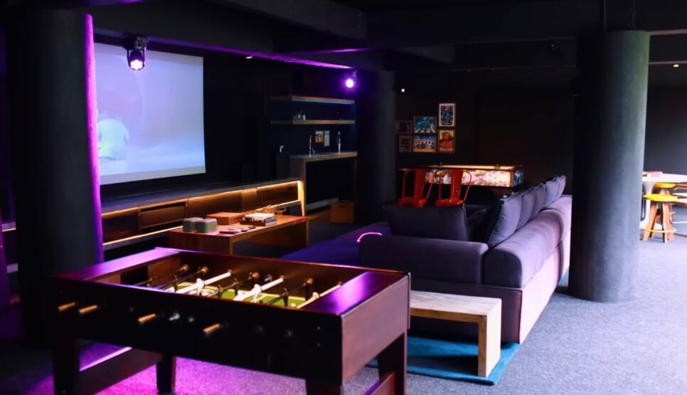 sala de jogos e cinema do ex-apresentador da Globo (Foto: Piquet Realty)