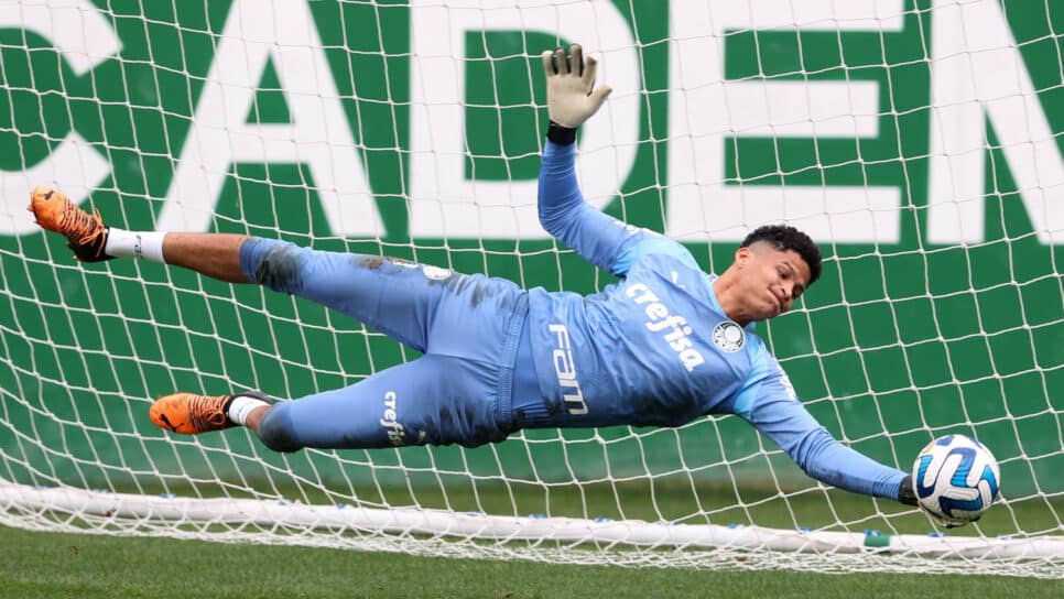 O goleiro Mateus, da SE Palmeiras, durante treinamento, na Academia de Futebol. (Foto: Cesar Greco/Palmeiras/by Canon)