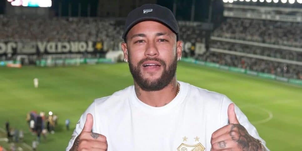 O jogador de futebol, Neymar ainda deve jogar pelo Santos (Reprodução: Guilherme Kastner)