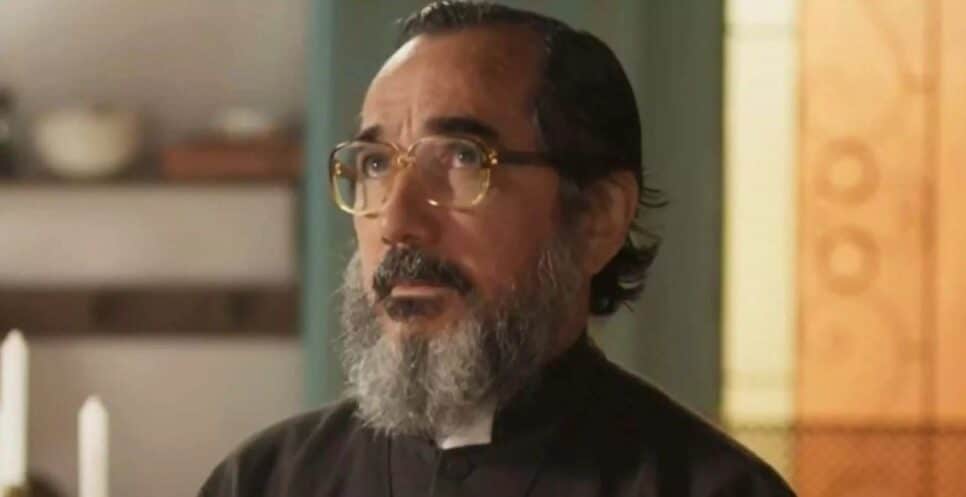 Padre Zezo (Nanego Lira) em cena de No Rancho Fundo (Foto: Reprodução/ Divulgação, TV Globo)