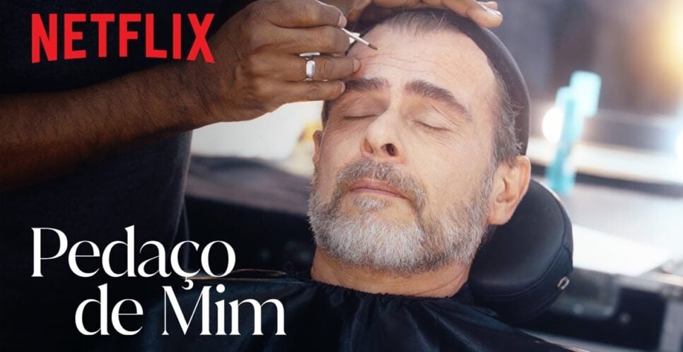 O ator fazendo sua caracterização para Pedaço de Mim, da Netflix (Foto: Reprodução/ Divulgação/ YouTube, Netflix)