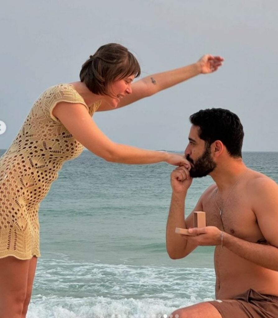 Pedido de casamento foi feito na praia (Foto: Reprodução)