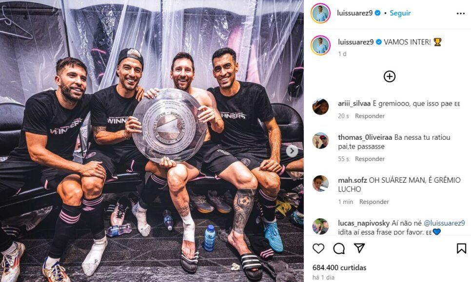 O famoso jogador de futebol ao lado de Lionel Messi, Jordi Alba e Sergio Busquets (Foto: Reprodução/Instagram)