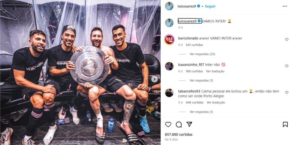 Suárez posta foto no Instagram ao lado de jogadores - (Foto: Instagram)