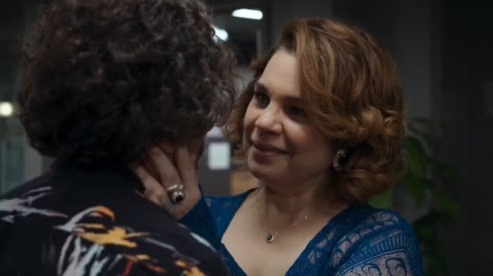 Violeta inocenta Osmar e o inclui nos negócios escusos e na alta sociedade (Foto: Reprodução/ Globo)