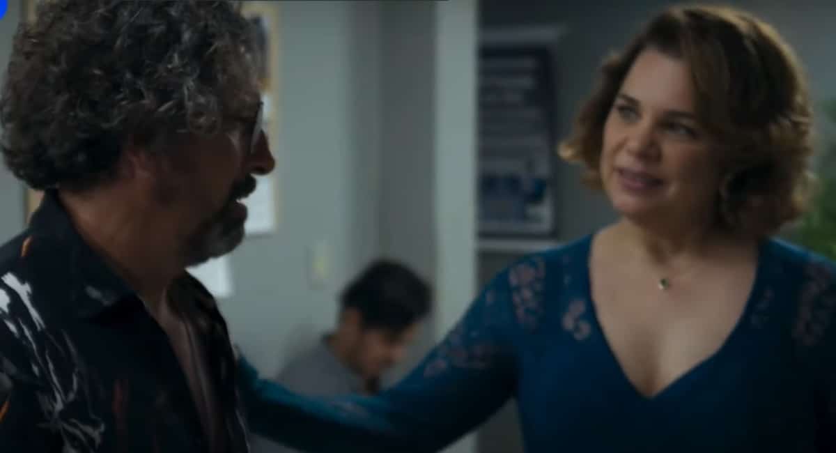 Osmar se sente bem em evento com Violeta, mas Joyce sofre a distância (Foto: Reprodução/ TV Globo)