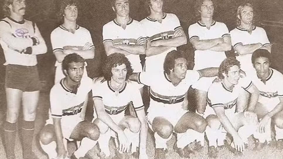 Botafogo-SP de 1977, com Sócrates e João Carlos Motoca — Foto: Reprodução/Arquivo Botafogo