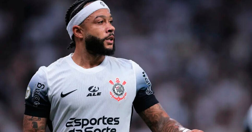 Memphis Depay em ação pelo Corinthians em partida contra o Athletico-PR (Foto: Ettore Chiereguini/AGIF)