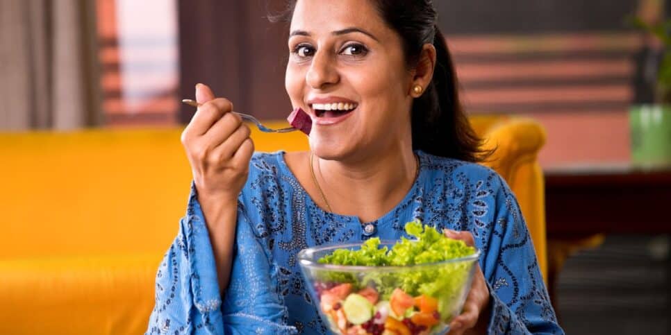 Mulher comendo salada (Foto: Reprodução /. Canva) 