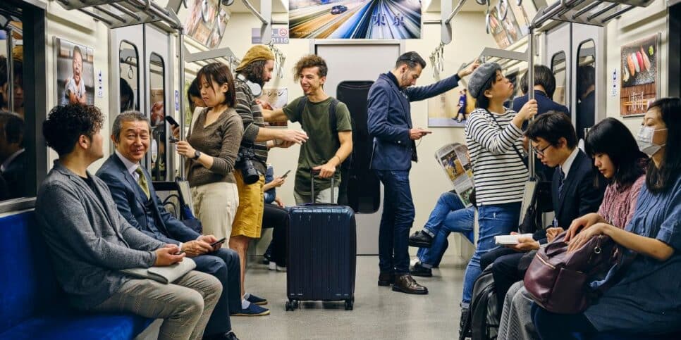 Pessoas no metrô (Foto: Reprodução / Canva)