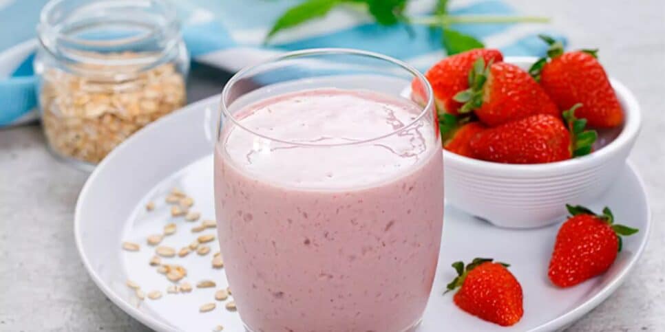 Shake de morango com farelos de aveia e chia para emagrecer (Foto: Reprodução/ Internet)