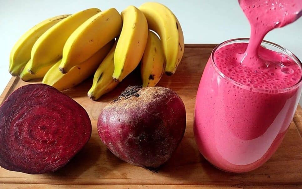 Suco de banana com beterraba e gelatina para estimular o colágeno (Foto: Reprodução/ Internet)