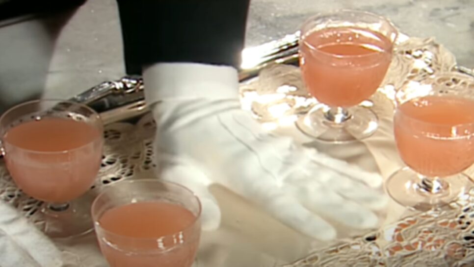 Refrescos são trocados na bandeja (Foto: Reprodução/ TV Globo)