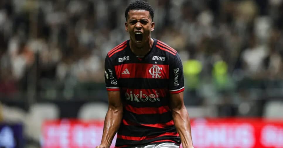 Saída de Carlinhos e mais craques chegam voando no Flamengo (Foto: Gilson Lobo/ AGIF)