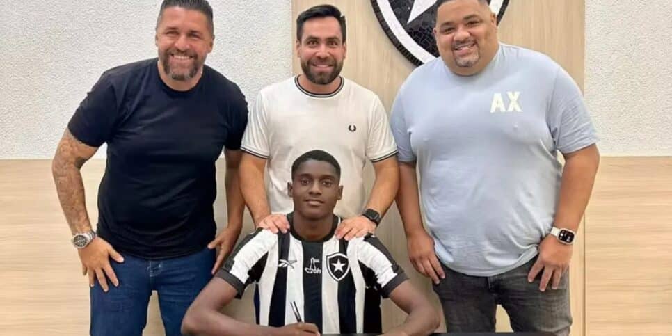 Felipe Januário assina 1º contrato profissional com o Botafogo - Foto: Reprodução