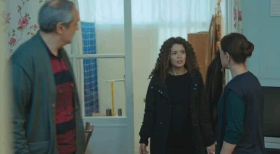 Hatice e Enver ficam horrorizados com descoberta e aceitam esconder segredo de Bahar (Foto: Reprodução/ Record TV)