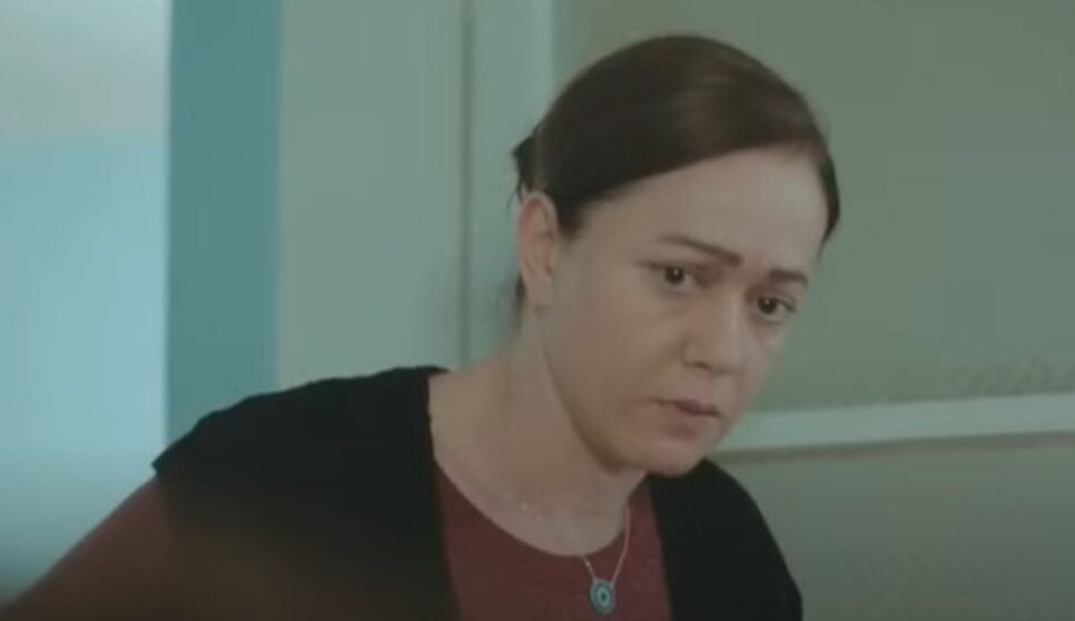 Hatice teme que sua filha esteja enlouquecendo (Foto: Reprodução/ Record TV)