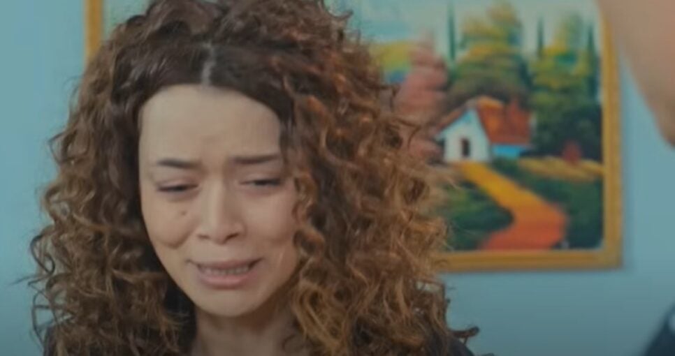 Sirin está aflita por sua mãe não acfeditar que Sarp está vivo (Foto: Reprodução/ Record TV)