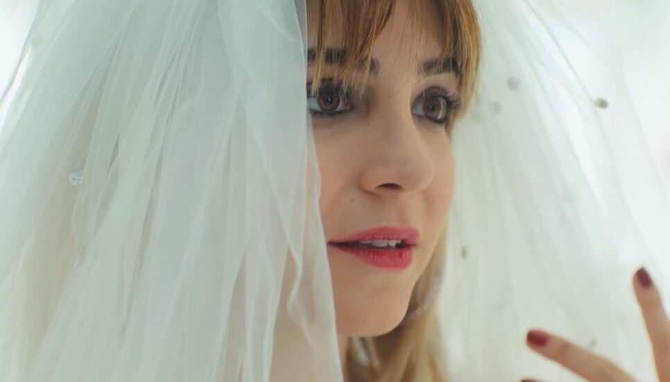 Dia do casamento de Ceyda chega e une personagens e problemas (Foto: Reprodução/ Record TV)