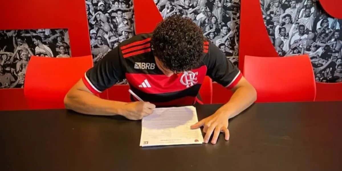 O jogador renovou até o fim de 2027 (Reprodução: X/Flamengo)