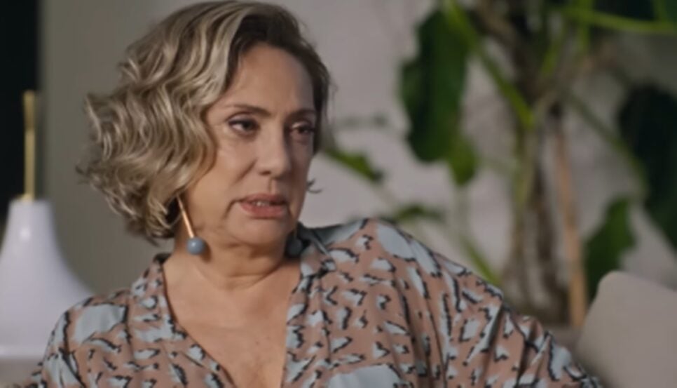 Berta leva mais uma apunhalada pelas costas em Mania de Você (Foto: Reprodução/ TV Globo)