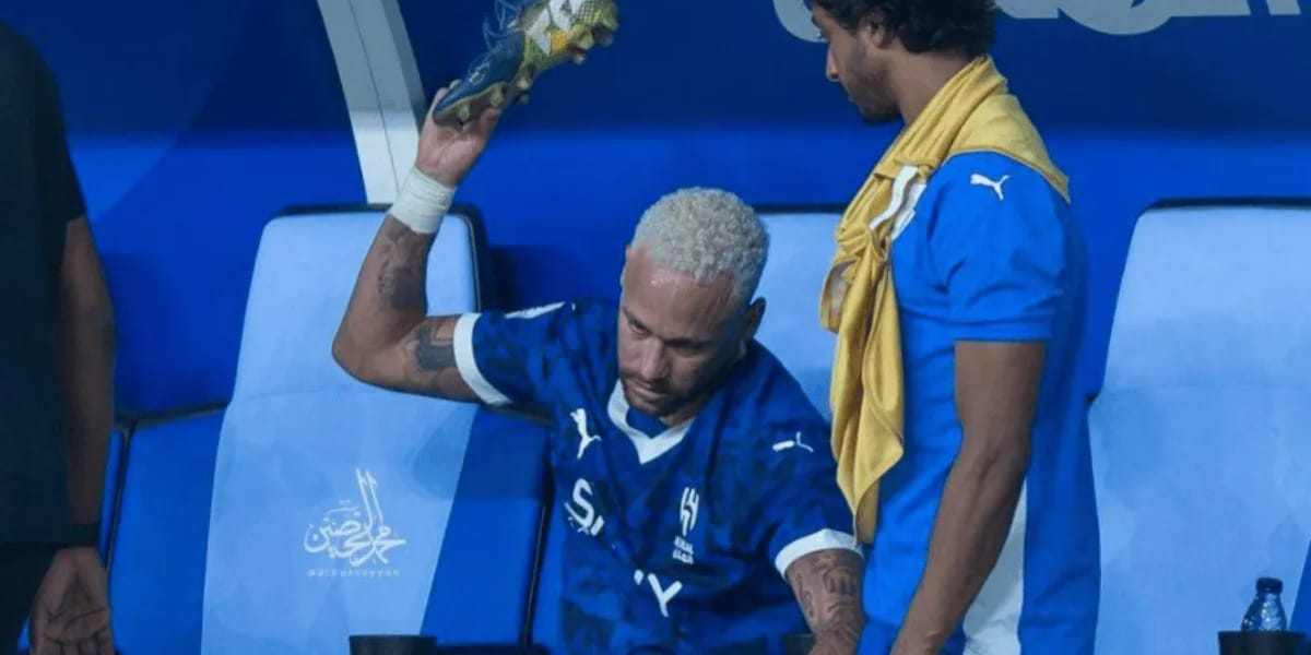 Neymar não esconde frustração ao deixar o campo sentindo dores (Foto: Reprodução/Site TNT)