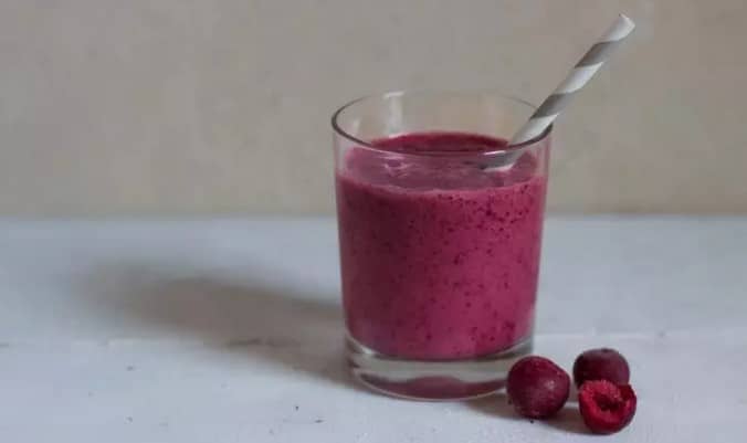 Suco de banana com cereja é um bom remédio caseiro para o rejuvenescimento da pele (Foto: Reprodução / ND)