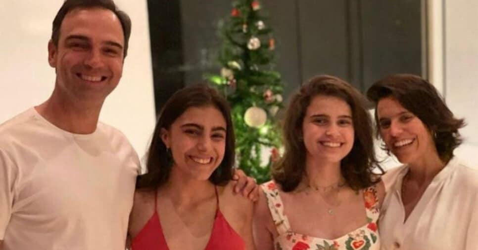 Tadeu Schmidt ao lado das filhas Valentina e Laura, e da mulher, Ana Cristina (Foto: Reprodução)