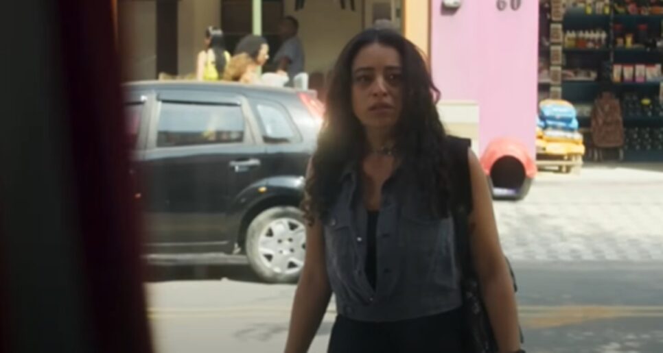 Cacá (Pri Helena) vai se aproveitar da gravidez para assegurar o trocador ao seu lado (Foto: Reprodução/ Globo)