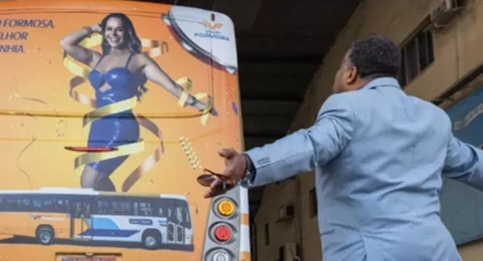 Edson se depara com outdoor vandalizado de Rosana (Foto: Reprodução/ TV Globo0