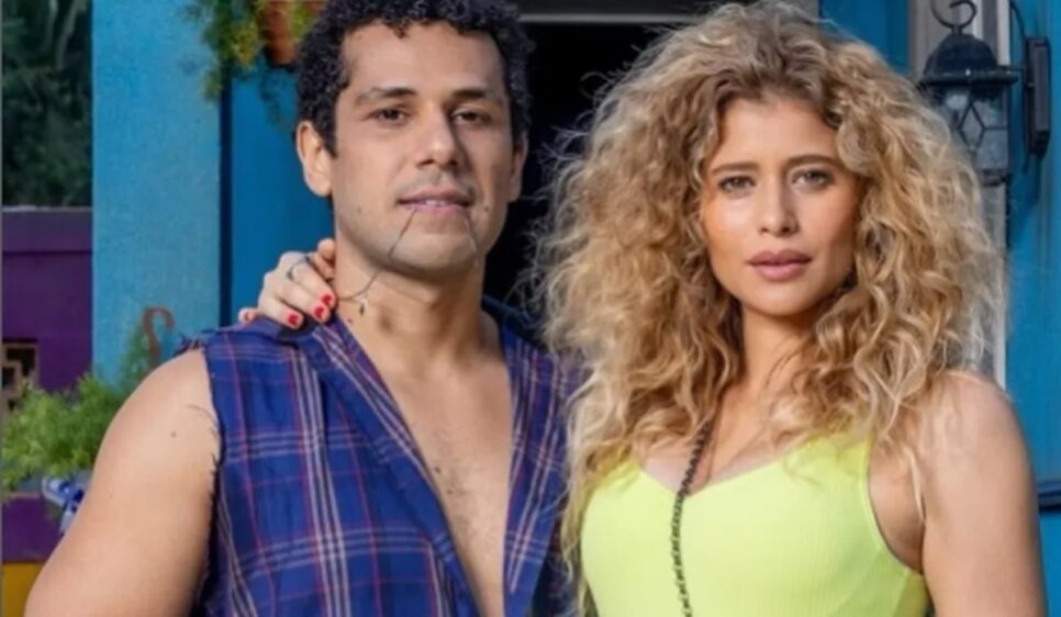 Roxelle está namorando Chico na base da chantagem (Foto: Reprodução/ Divulgação, TV Globo)