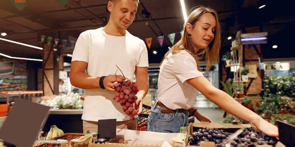 É preciso saber escolher bem as frutas e verduras para comprar com mais segurança (Foto Reprodução/Freepik)