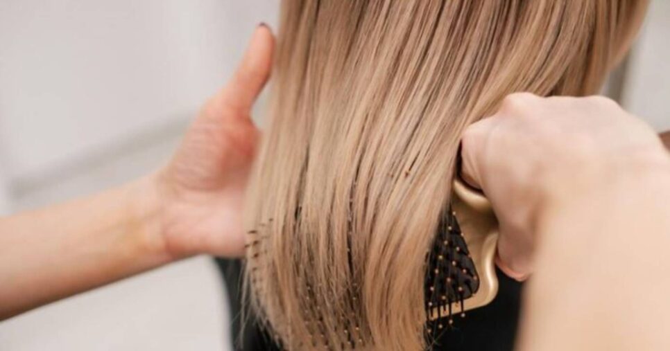 Cabelo sendo penteado