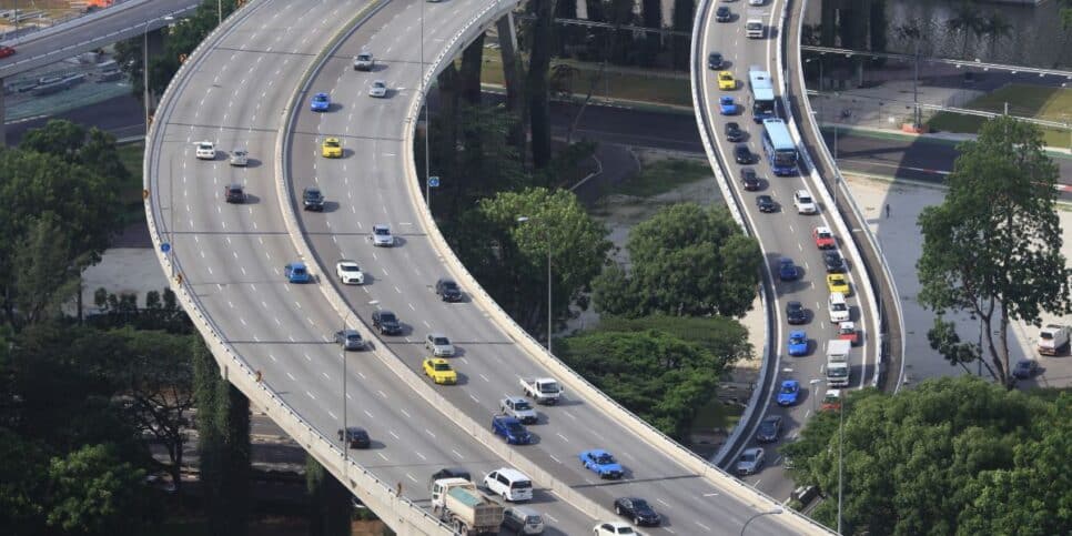 Carros em estrada (Foto: Reprodução. / Canva) 