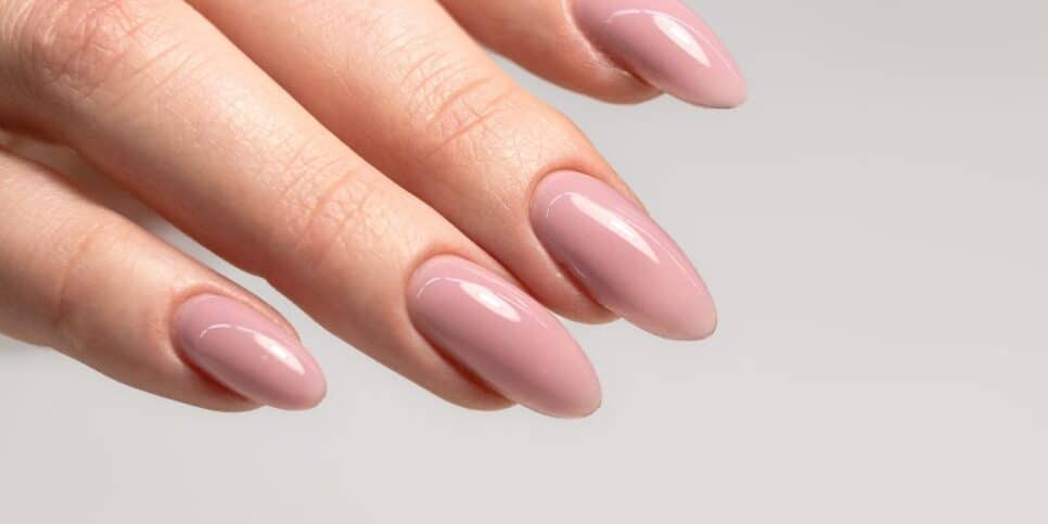 Esmalte nude (Foto: Canva) 