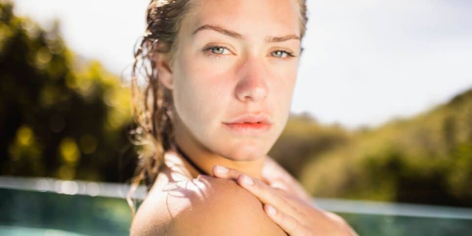 Mulher loira na piscina (Foto: Canva) 