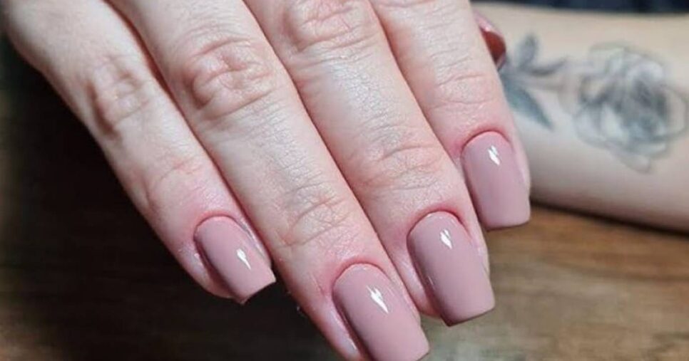 Unhas com tom nude