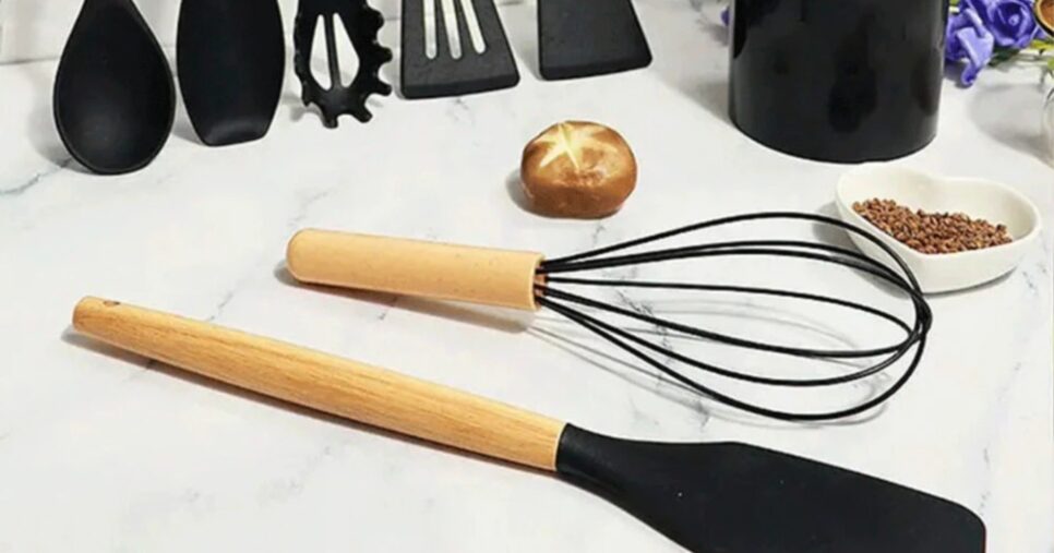 Utensílios de cozinha de plástico preto devem ser evitados (Foto: Reprodução/ Internet)