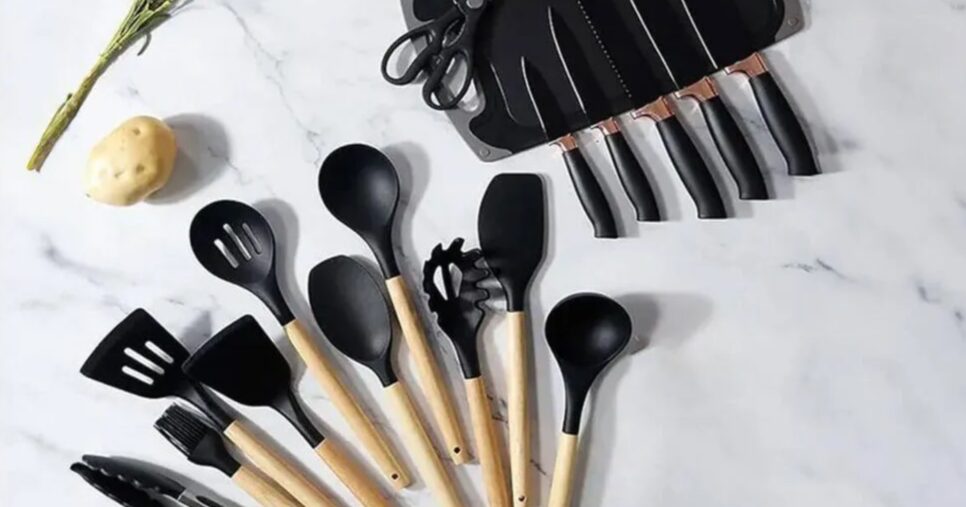 Utensílios de cozinha de plástico preto (Foto: Reprodução/ Internet)