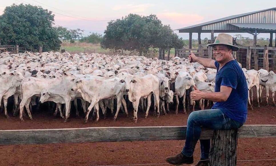 Leonardo faz pose com seu gado nobre (Foto: Reprodução/ Internet)