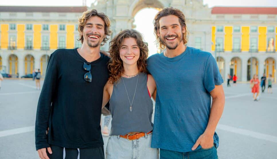 Bruno Montaleone (Cristiano), Alanis Guillen (Michele) e Nicolas Prattes (Rudá) nos bastidores de Mania de Você (Foto: Reprodução/ Ana Lopes Gomes/ Globo)